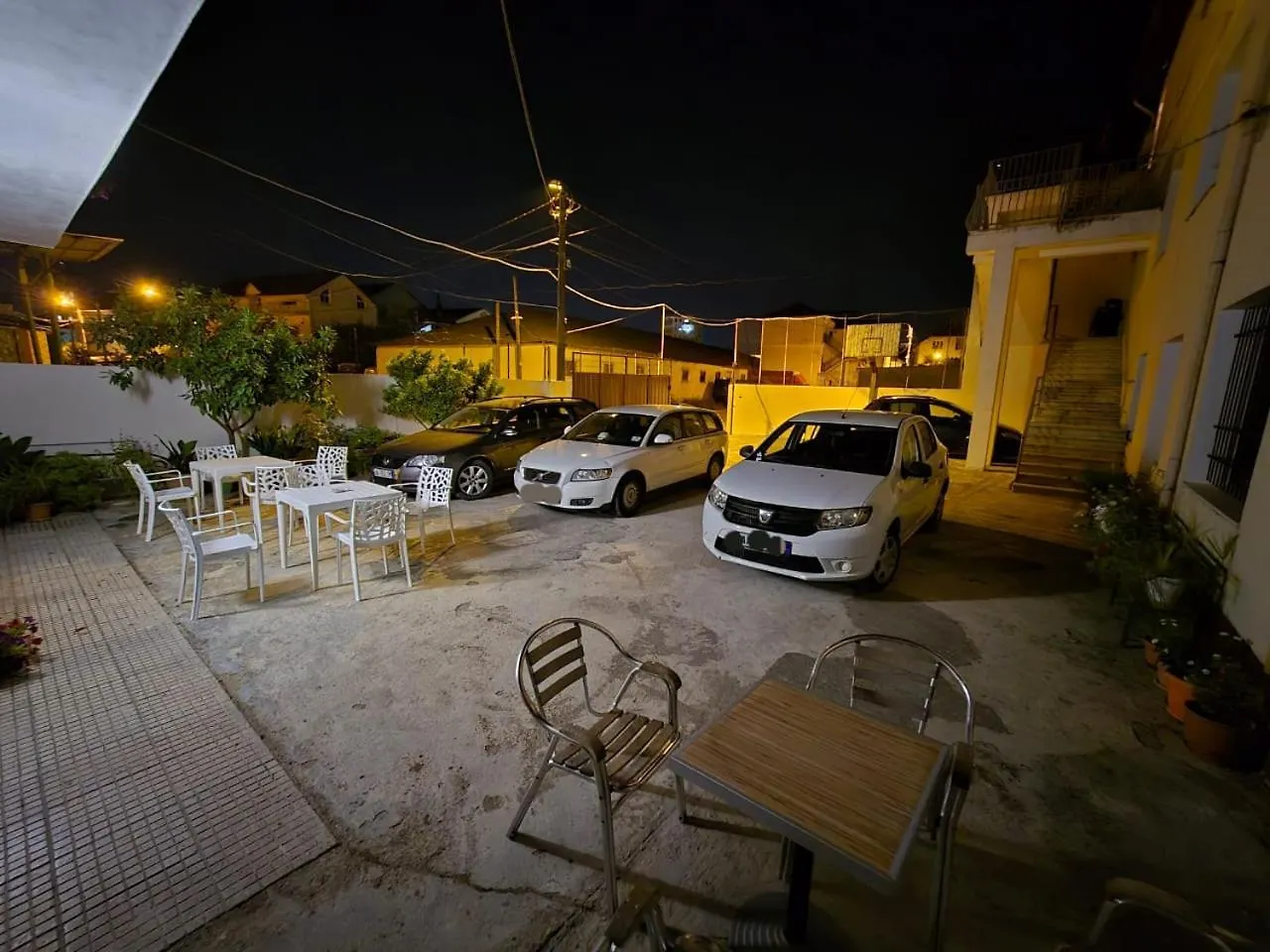 Hotel Aleks Шкодер 3*,